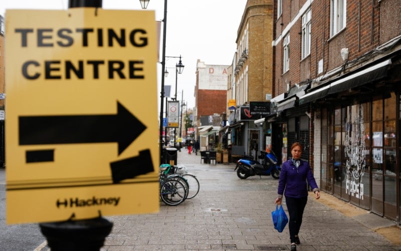 Placa indicando local para realização de teste de Covid-19 em Londres