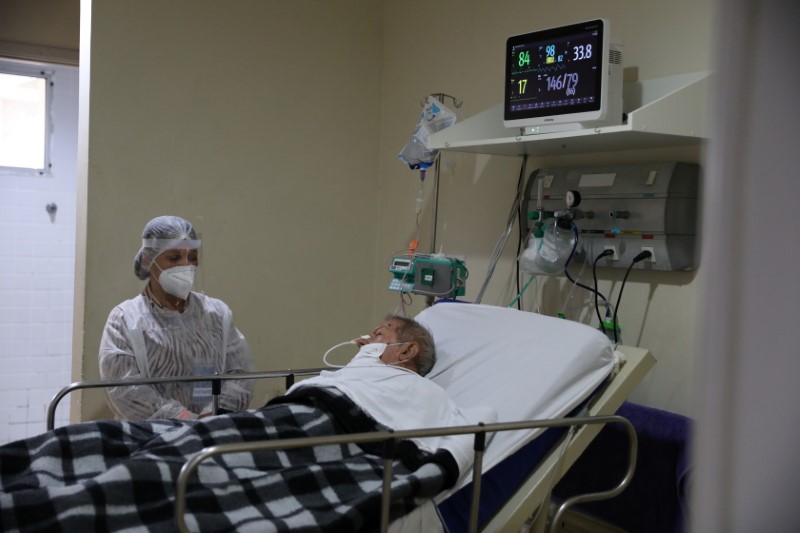 Paciente com Covid-19 no hospital Ronaldo Gazolla, no Rio de Janeiro (RJ)