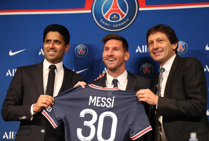 Lionel Messi mostra camisa que usará no Paris St Germain ao lado do presidente do clube, Nasser Al-Khelaifi, e do diretor esportivo do PSG, Leonardo Lionel Messi mostra camisa que usará no Paris St Germain ao lado do presidente do clube, Nasser Al-Khelaifi, e do diretor esportivo do PSG, Leonardo
