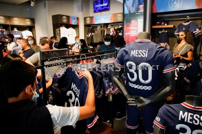 Fãs compram camisa de Messi em loja do Barcelona em Paris
