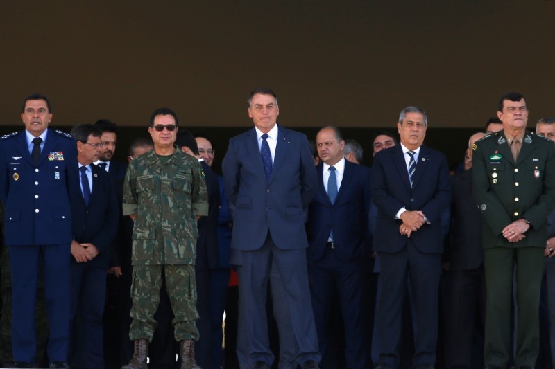 Bolsonaro ao lado do ministro da Defesa e comandantes militares no Planalto