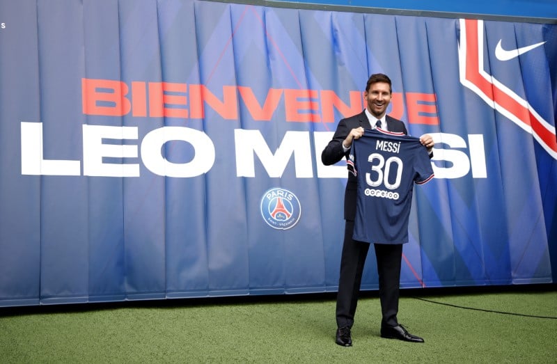 Lionel Messi posa com camisa do PSG