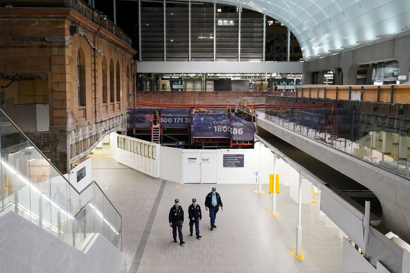 Policiais patrulham Estação Central de Sydney durante lockdown