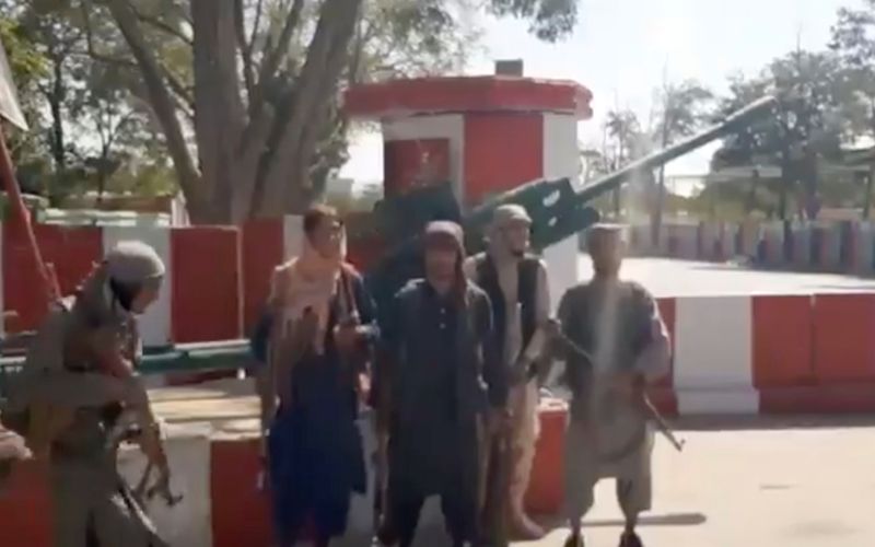 Combatentes do Taliban se reúnem em intersecção de estrada na cidade de Ghazni, no Afeganistão