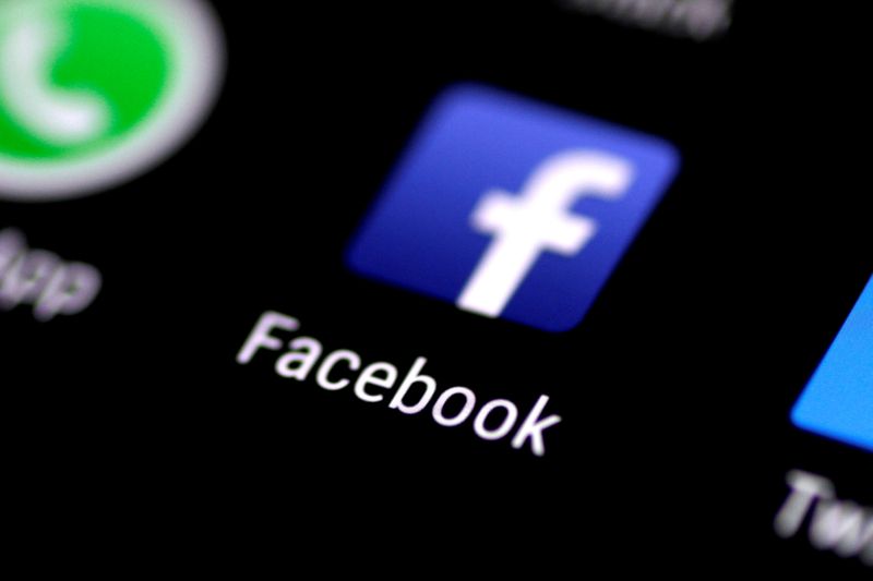 Logo do Facebook em tela de telefone
