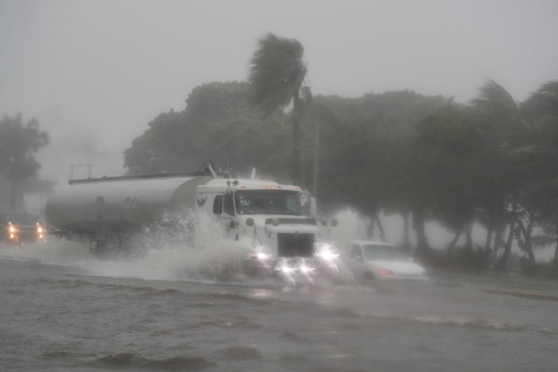 Caminhão passa por rua alagada durante tempestade tropical Fred em Santo Domingo, na República Dominicana