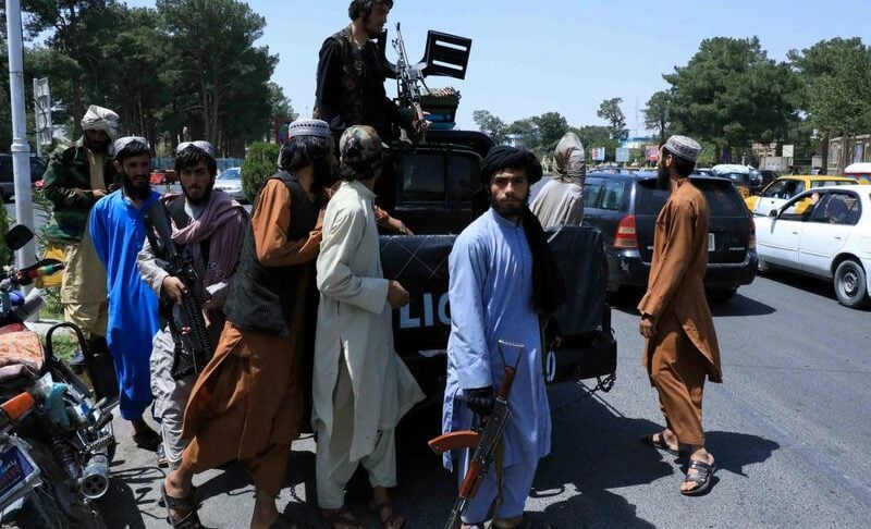 Taliban patrulha uma rua de Herat Taliban patrulha uma rua de Herat