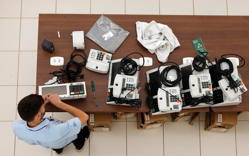 Funcionário da Justiça Eleitoral prepara urnas eletronicas para eleições de 2018 Funcionário da Justiça Eleitoral prepara urnas eletronicas para eleições de 2018