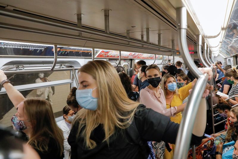 Pessoas usam máscaras de proteção facial no metrô de Nova York