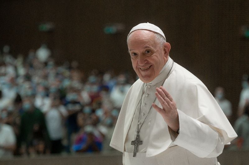 Papa Francisco acena durate audiência semanal no Vaticano