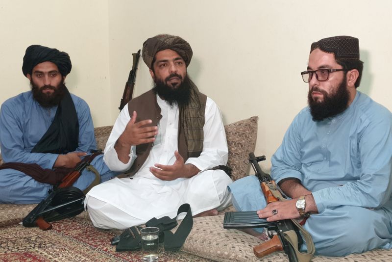 Waheedullah Hashimi, comandante do Taliban, durante entrevista à Reuters em local não revelado perto da fronteira Afeganistão-Paquistão