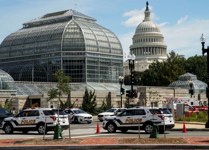 Policiais respondem a suspeita de bomba perto do Capitólio em Washington Policiais respondem a suspeita de bomba perto do Capitólio em Washington
