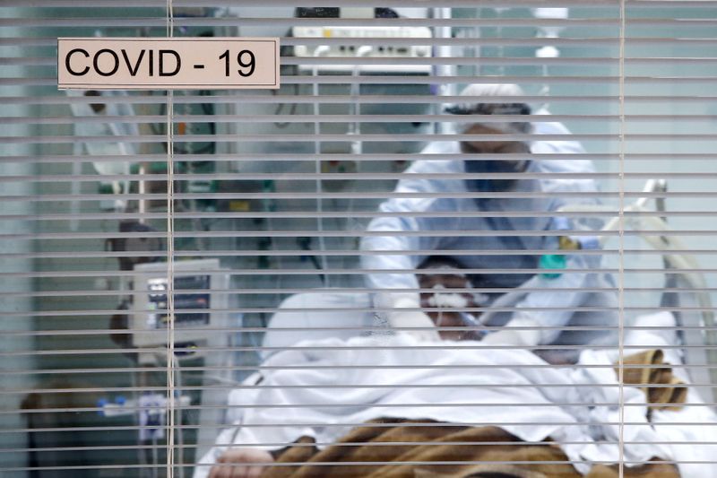 Profissional de saúde trata paciente com Covid-19 em UTI de hospital em Porto Alegre Profissional de saúde trata paciente com Covid-19 em UTI de hospital em Porto Alegre