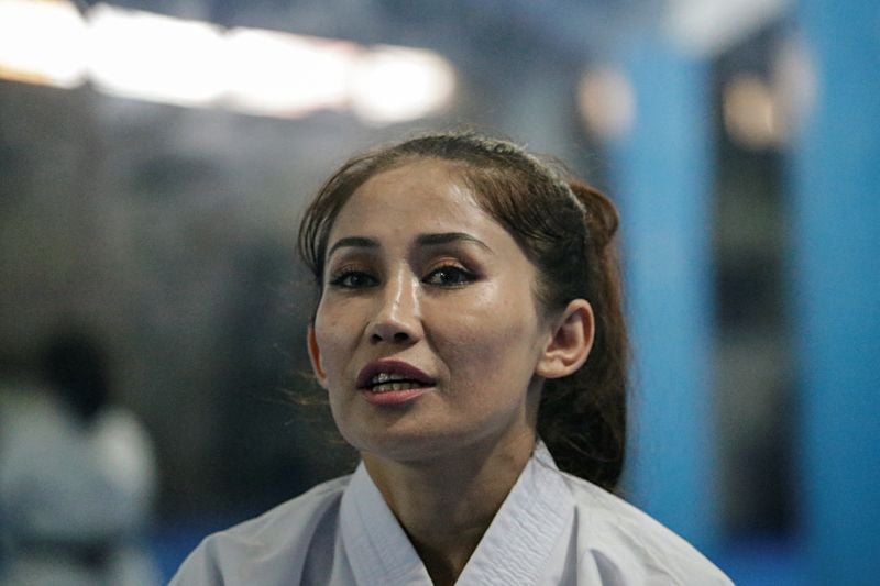 Campeã afegã de caratê Meena Asadi, de 28 anos, em Cisarua