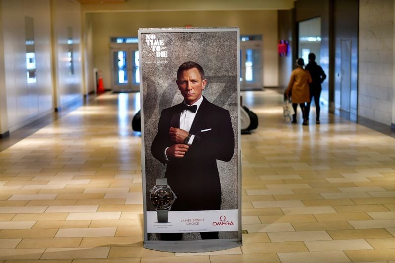 Anúncio do filme “007 – Sem Tempo para Morrer”, cujo lançamento foi adiado, em shopping center em Delaware, nos EUA