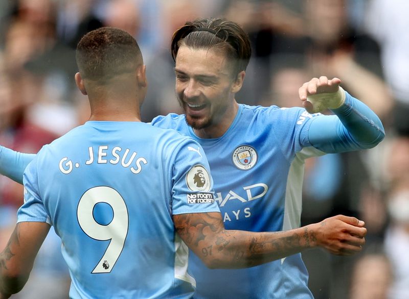Jack Grealish celebra gol com Gabriel Jesus