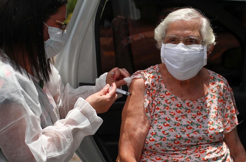 Idosa recebe vacina contra Covid-19 no Rio de Janeiro