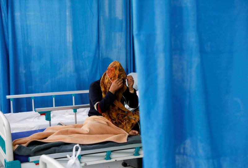 Paciente com Covid-19 recebe tratamento em hospital de Cabul