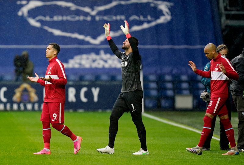 Roberto Firmino, Alisson e Fabinho entram em campo antes de partida do Liverpool contra o West Bromwich Albion pelo Campeonato Inglês