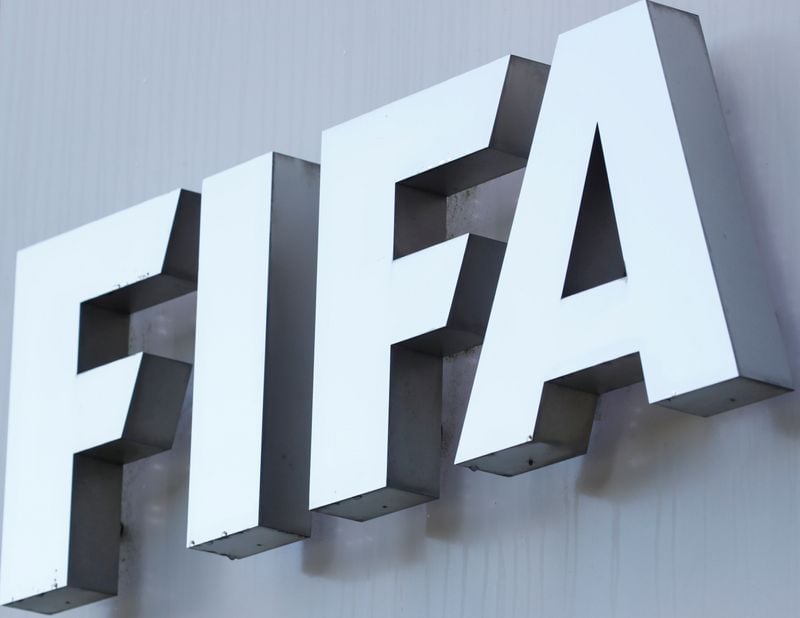 Logotipo da Fifa em frente à sede da entidade, na Suíça.