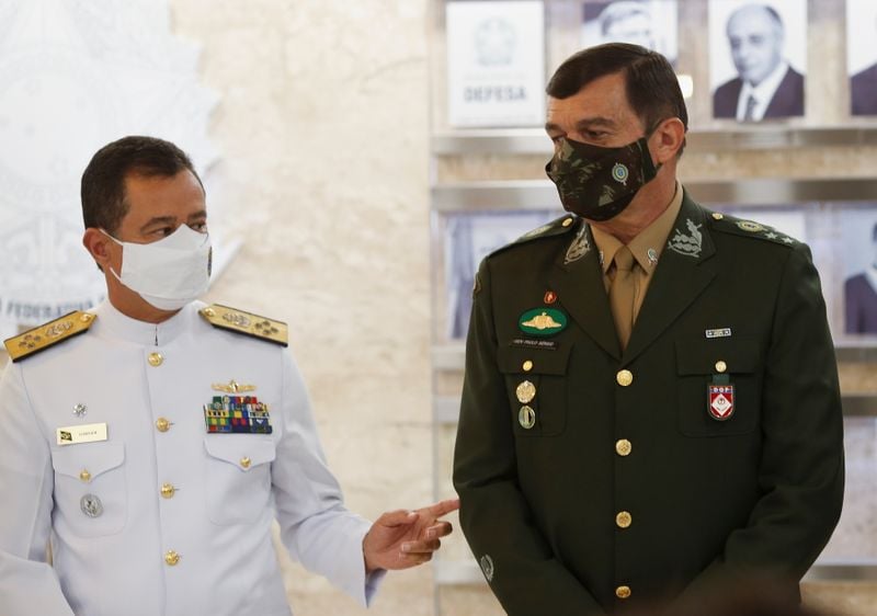 General Paulo Sérgio Nogueira de Oliveira, ao lado do comandante da Marinha