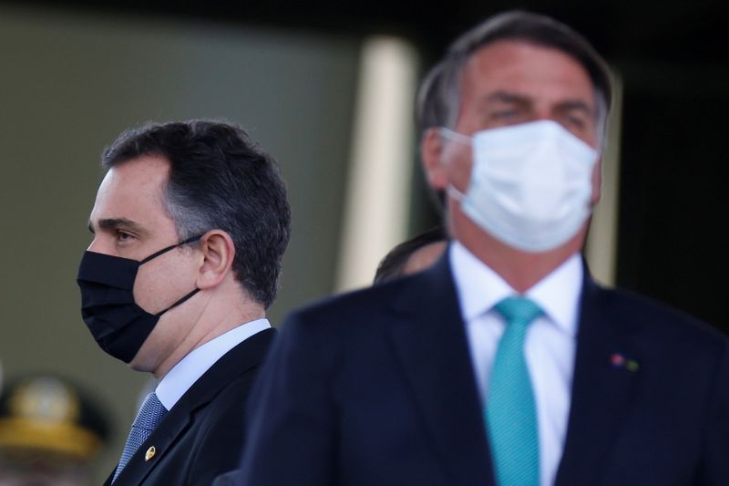 Presidente Jair  Bolsonaro com presidente do Senado, Rodrigo Pacheco ao fundo, durante cerimônia do Dia do Soldado em Brasília
