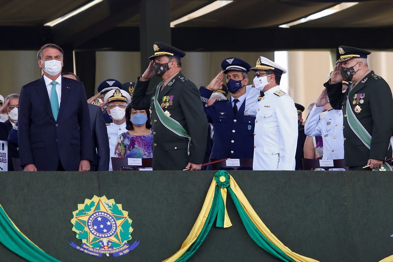 Bolsonaro e comandantes militares na cerimônia do Dia do Soldado