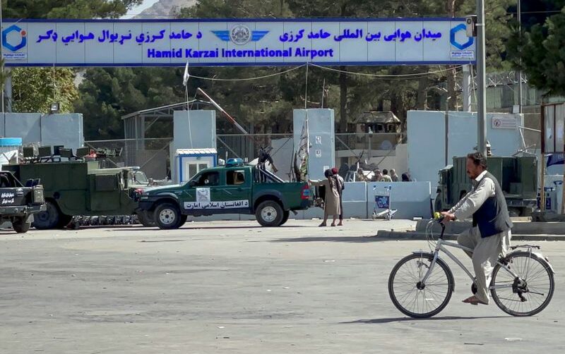 Forças do Taliban bloqueiam estradas ao redor do aeroporto após as explosões de quinta-feira em Cabul