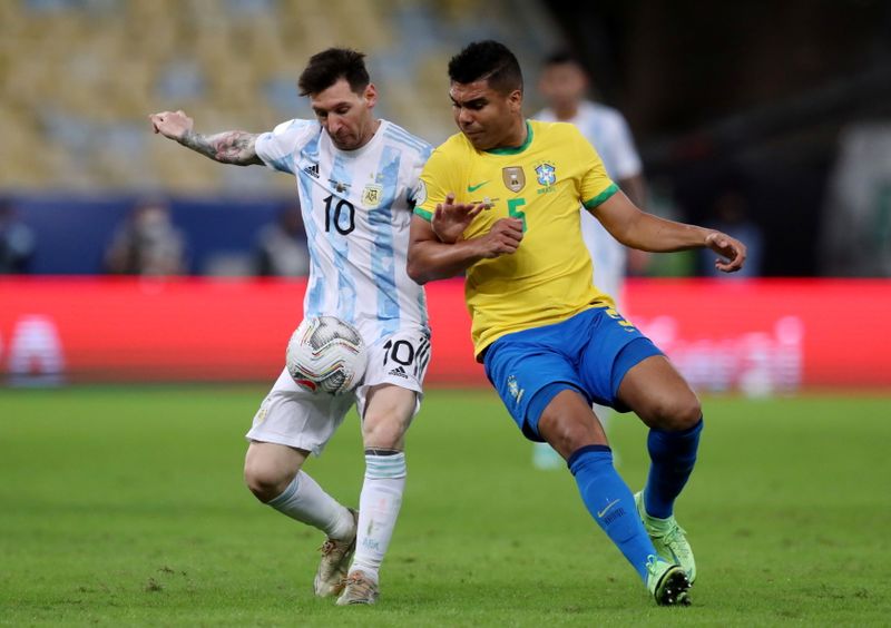 Casemiro, do Real Madrid, joga contra o argentino Lionel Messi na final da Copa América no Brasil
