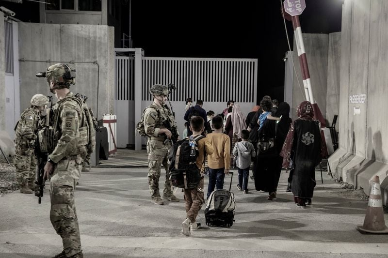 Soldados dos EUA supervisionam retirada de afegãos pelo aeroporto de Cabul