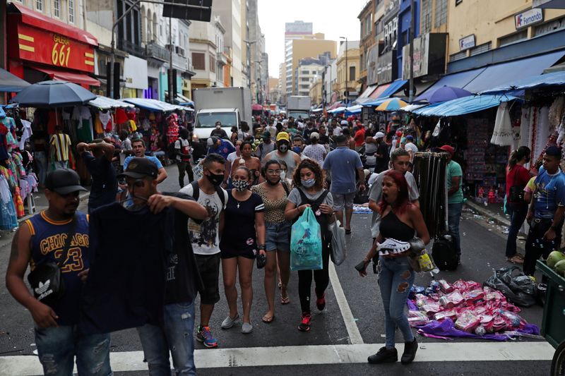Pessoas caminhama na rua 25 de março durante pandemia de Covid-19 em São Paulo