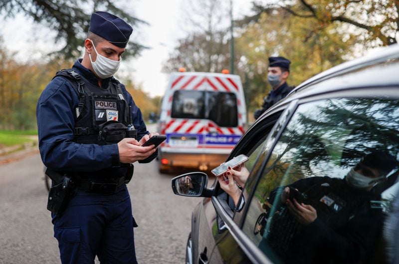 Policial fiscaliza carro em Paris