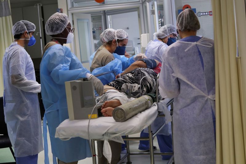 Profissionais de saúde tratam paciente com Covid-19 em hospital de São Paulo