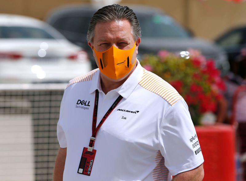 Chefe da McLaren, Zak Brown, chega ao circuito antes do Grande Prêmio do Barein