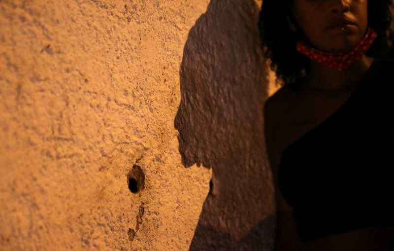 Protesto no Rio de Janeiro contra morte de jovem negra que foi alvo de tiro durante operação policial em uma favela