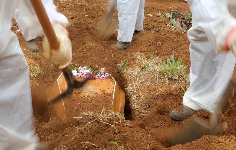 Idoso que morreu de Covid-19 é sepultado em cemitério de São Paulo Idoso que morreu de Covid-19 é sepultado em cemitério de São Paulo