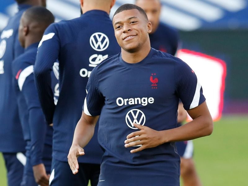 Atacante Kylian Mbappé duante treino da seleção francesa