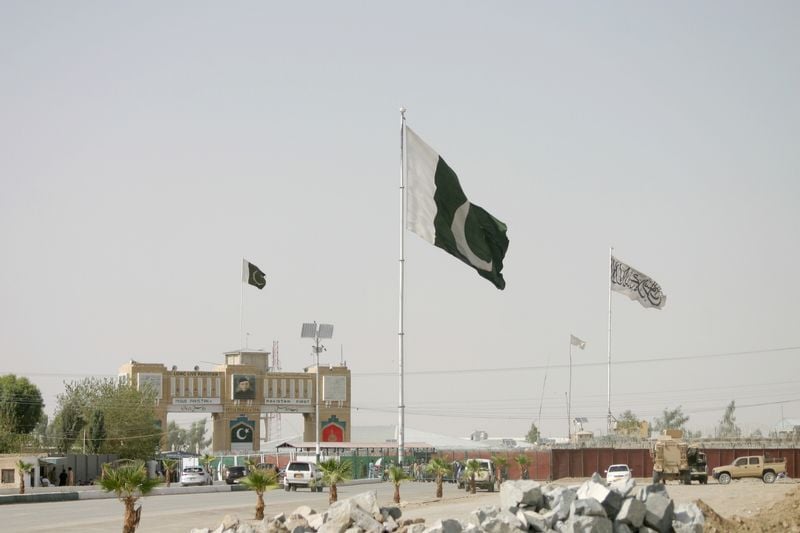 Bandeiras do Paquistão e do Taliban na passagem fronteiriça entre Paquistão e Afeganistão na cidade paquistanesa de Chaman Bandeiras do Paquistão e do Taliban na passagem fronteiriça entre Paquistão e Afeganistão na cidade paquistanesa de Chaman