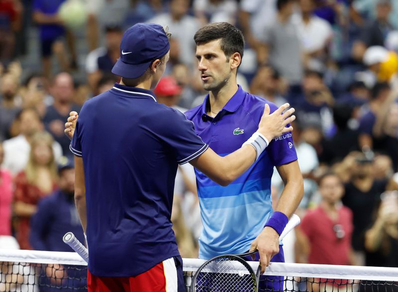 Nova Djokovic cumprimenta Nodskov Rune após partida do Aberto dos EUA
