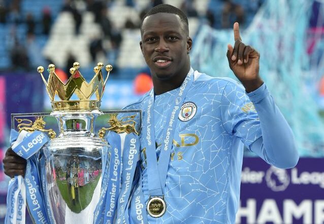 Benjamin Mendy com troféu, após conquista de título do Manchester City