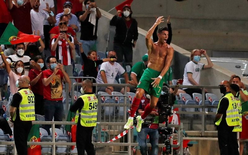 Cristiano Ronaldo comemora gol da vitória de Portugal contra a Irlanda