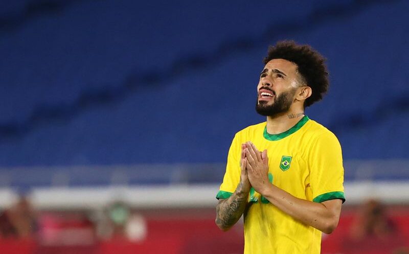 Meio-campista Claudinho em jogo do Brasil nos Jogos Olímpicos de Tóquio