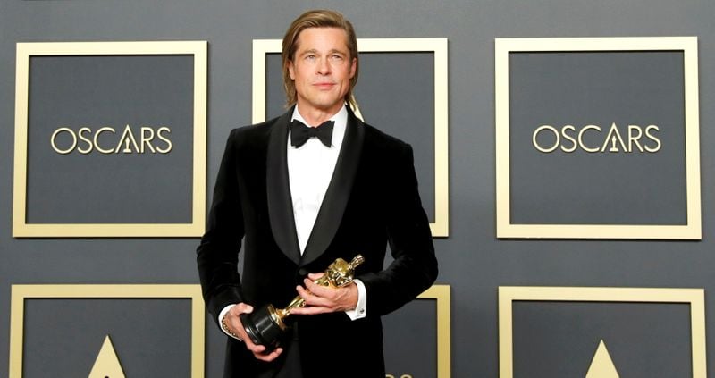 Brad Pitt posa para foto durante Oscar