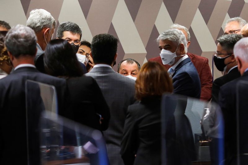 Senadores se reúnem na CPI para discutir próximos passos da sessão desta 5ª-feira Senadores se reúnem na CPI para discutir próximos passos da sessão desta 5ª-feira