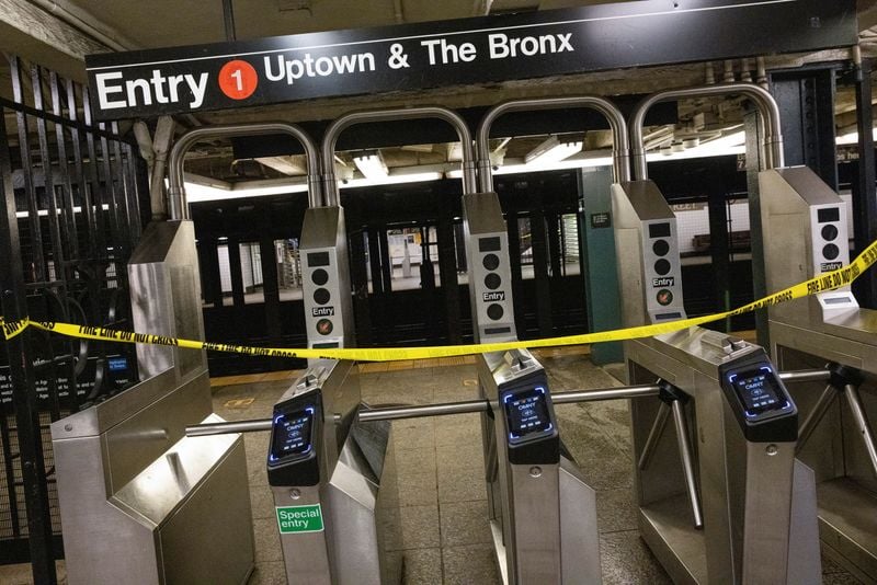Faixa avisa sobre interdição de estação de metrô em Nova York atingida por inundação Faixa avisa sobre interdição de estação de metrô em Nova York atingida por inundação