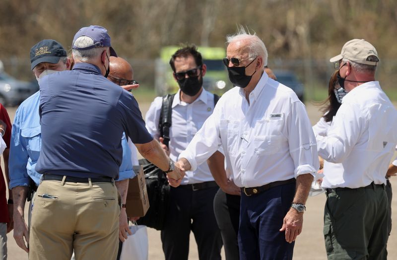 Biden cumprimenta autoridades locais ao chegar em New Orleans
