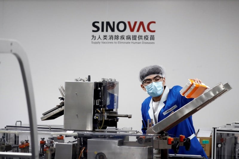 Funcionário na fábrica da Sinovac em Pequim