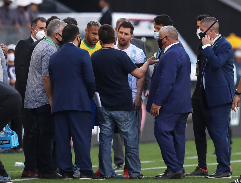 Lionel Messi e Neymar durante interrupção de jogo entre Brasil e Argentina em São Paulo