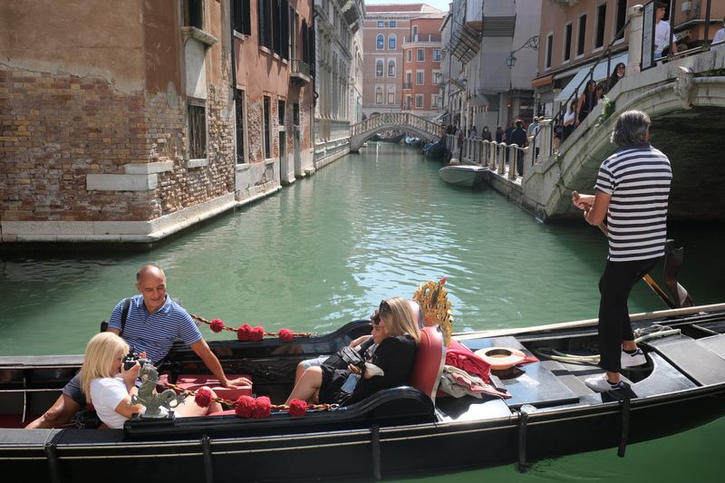 Turistas visitam Veneza, na Itália