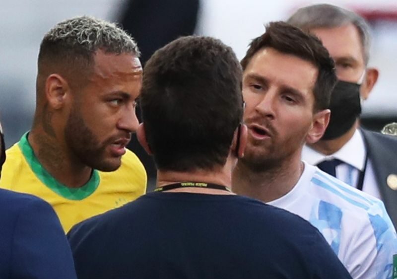 Messi e Neymar durante interrupção de Brasil x Argentina pela Anvisa em São Paulo